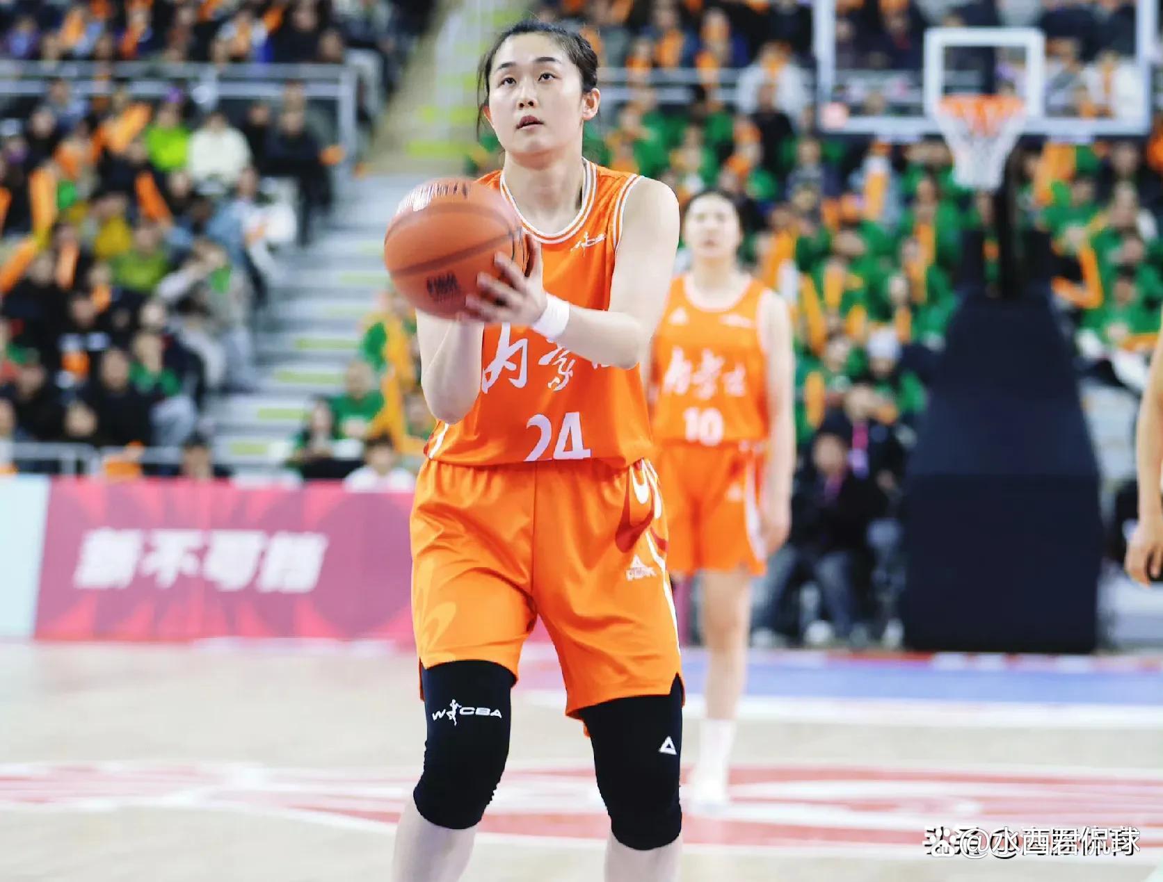 女球员在赛场上勇敢拼搏，斩获佳绩的简单介绍