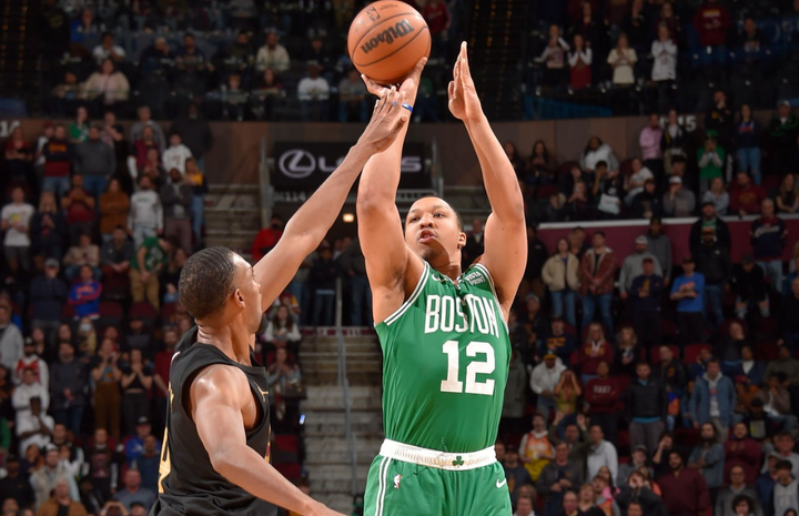 凯尔特人锋线轮换频繁，教练忙碌调整